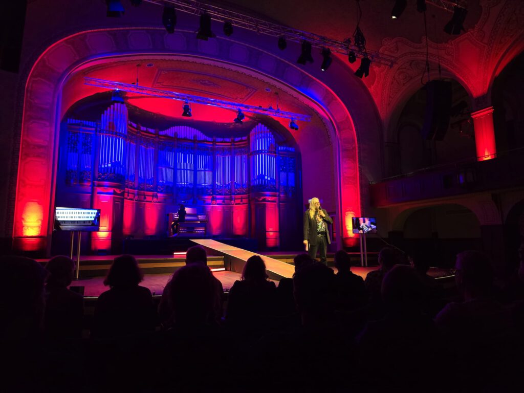 Konzert im Historischen Bürgerhaus Langenberg am 18.4.2026. Publikumsperspektive; Foto von Hans Osthoff.